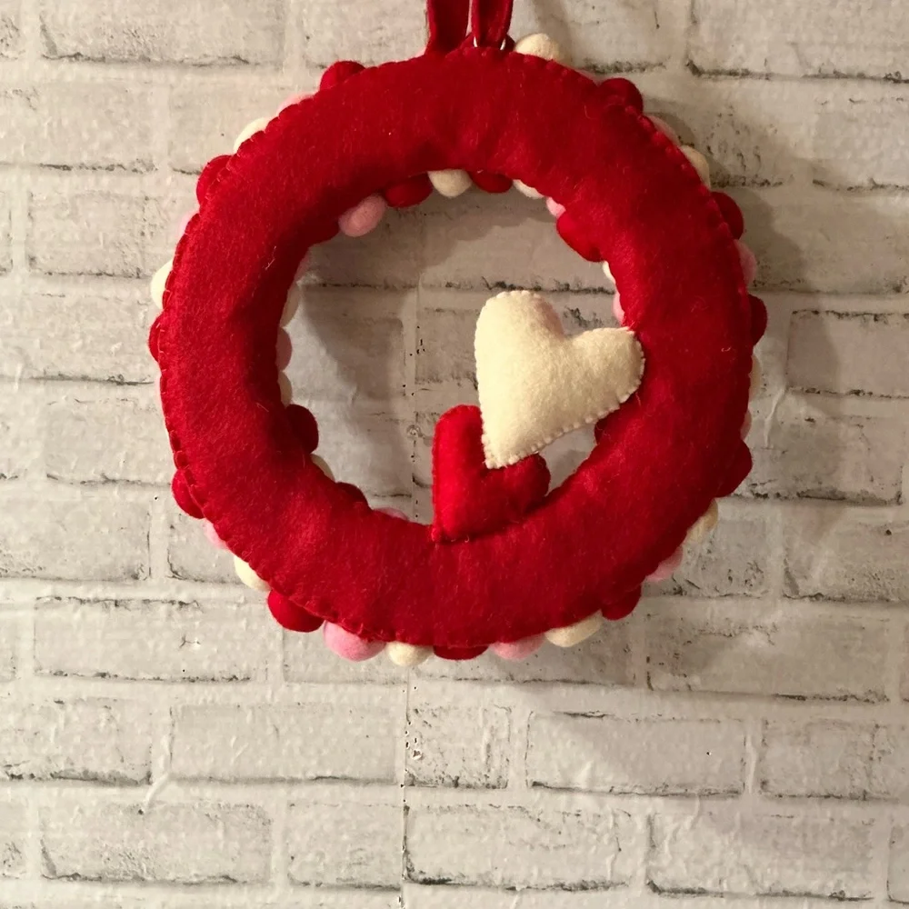 MADE IN INDIA Felt Pom Pom Wreath With Hearts